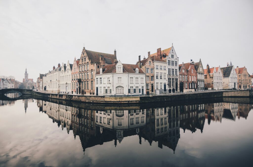 België